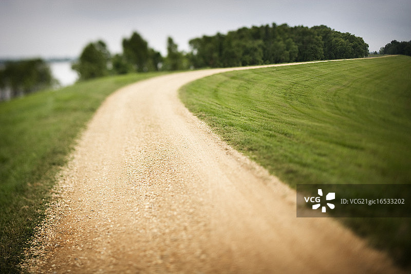 密西西比河上的堤坝公路图片素材