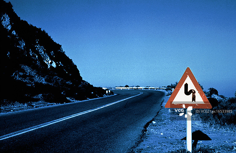 公路和标志牌图片素材