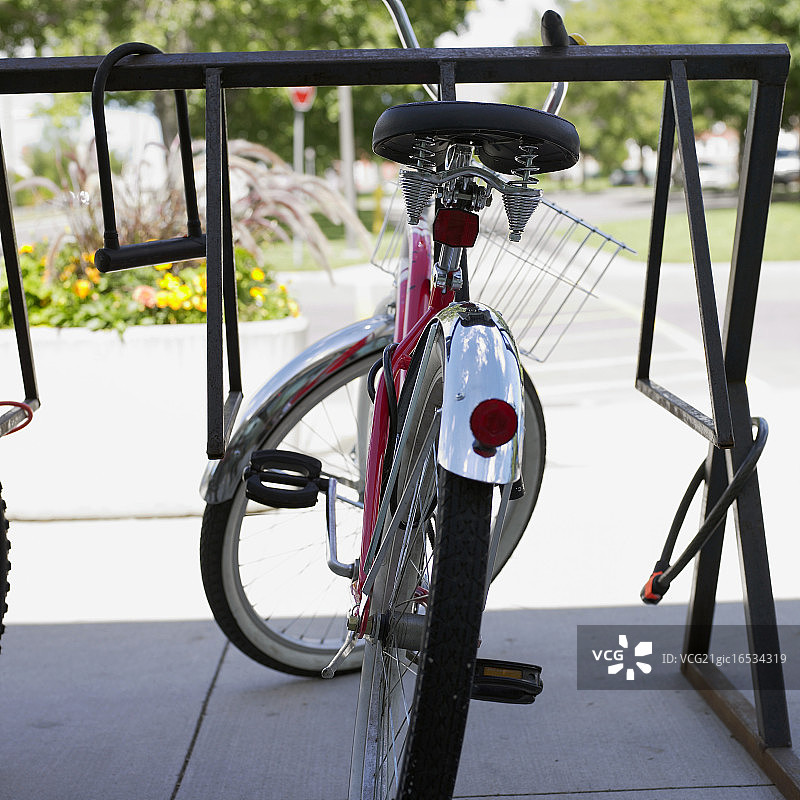 自行车停放架上的单车图片素材