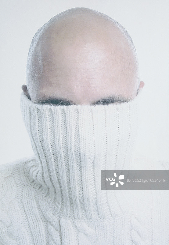 男子用高领衫遮住脸图片素材