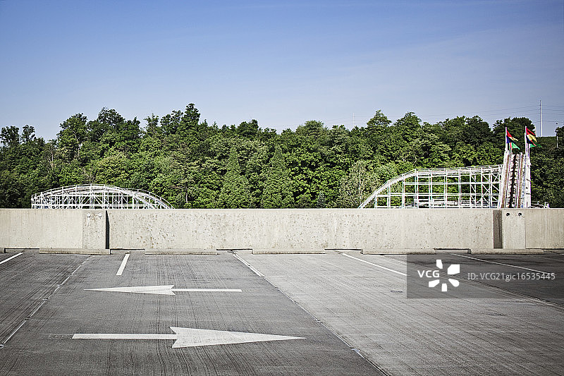 过山车旁的停车场顶部图片素材