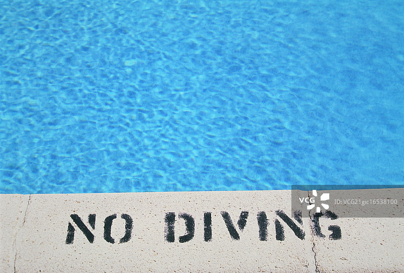 游泳池边的“禁止跳水”标志图片素材