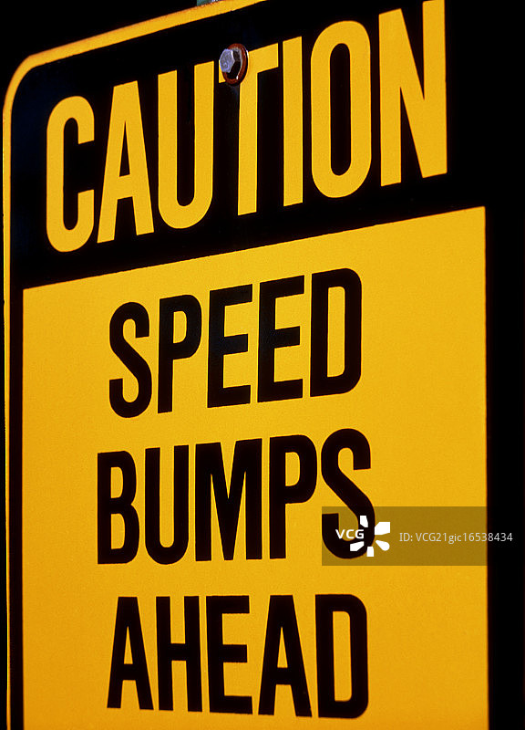 “前方减速带”标志图片素材