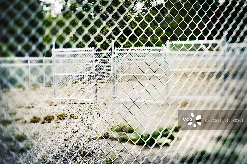 围住院子的链条式围栏图片素材