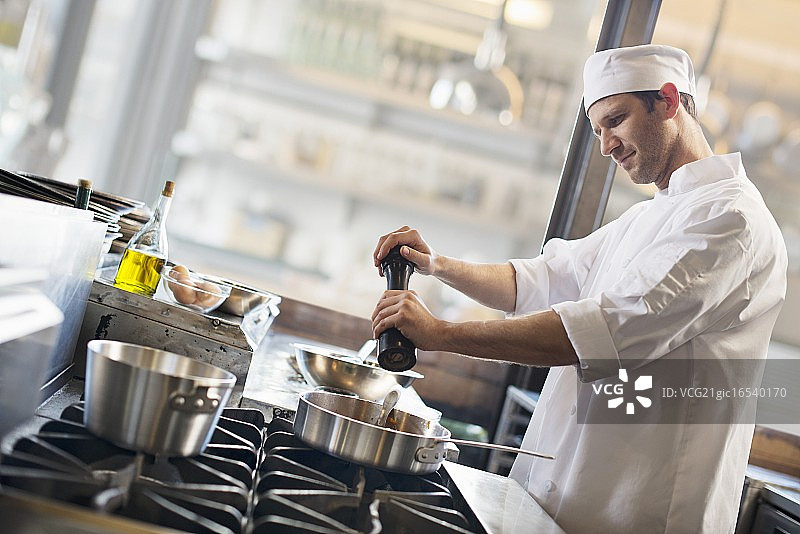厨师在厨房烹饪美食图片素材