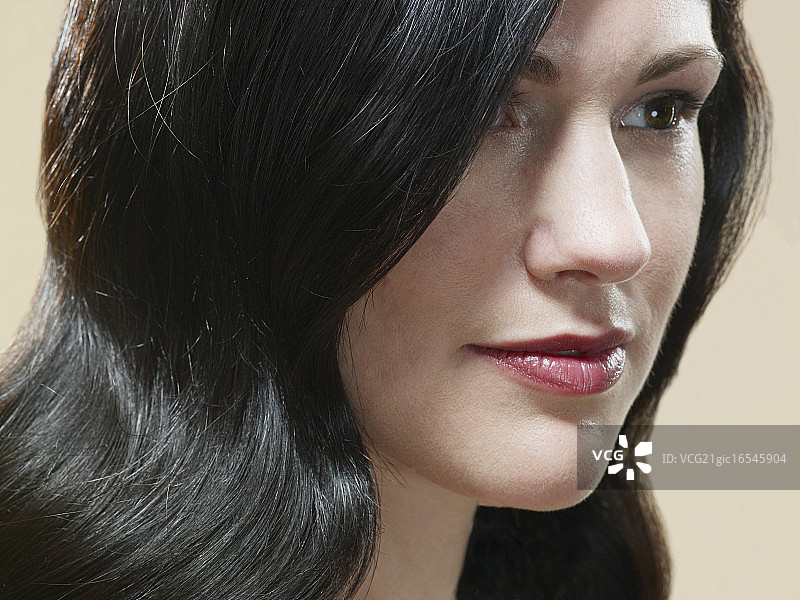 拥有光泽波浪黑发的女人图片素材