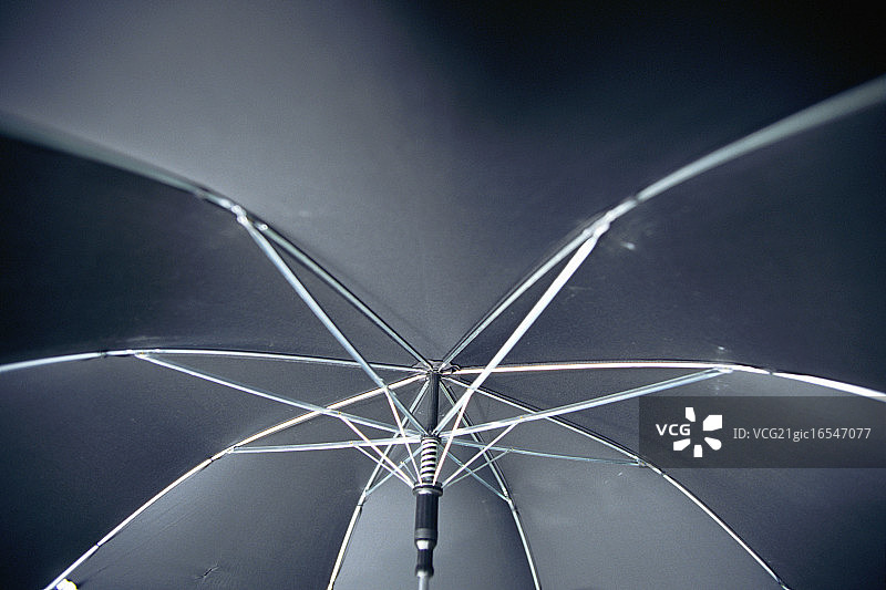 打开的雨伞底部图片素材