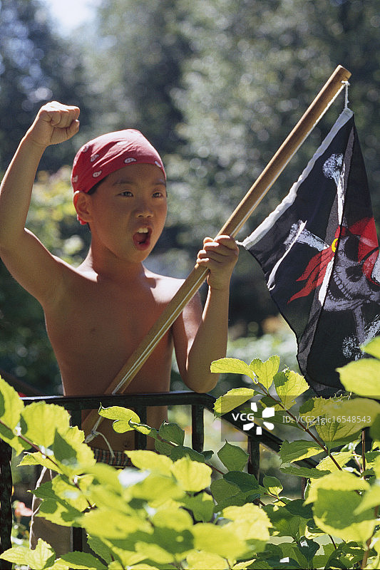 男孩装扮成海盗玩耍图片素材