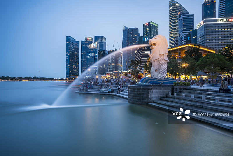 新加坡鱼尾狮城市夜景图片素材