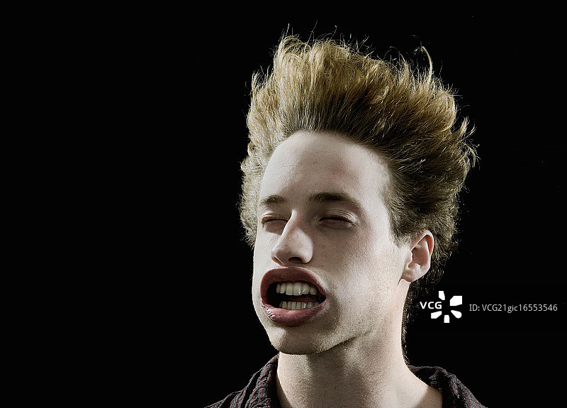 脸被强风吹拂的男人图片素材