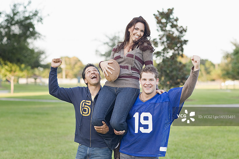 男人们肩扛着女人们图片素材