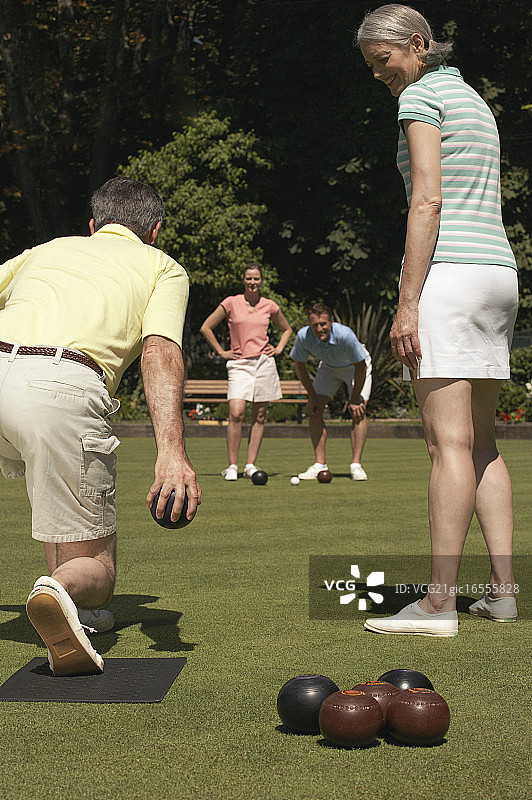 夫妇草地滚球图片素材