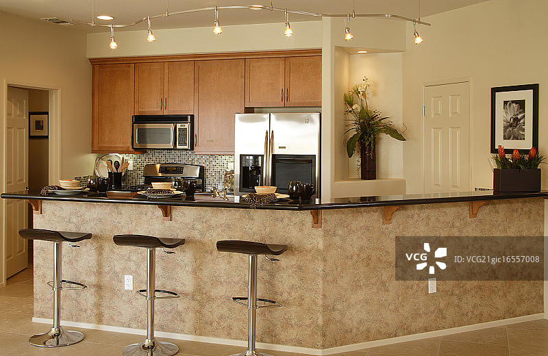 带吧台凳的现代厨房图片素材