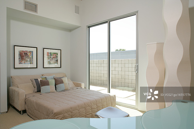 现代卧室庭院门旁的沙发床图片素材