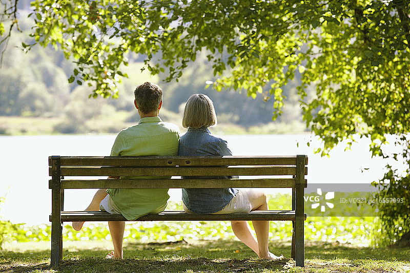 公园长椅上的情侣图片素材