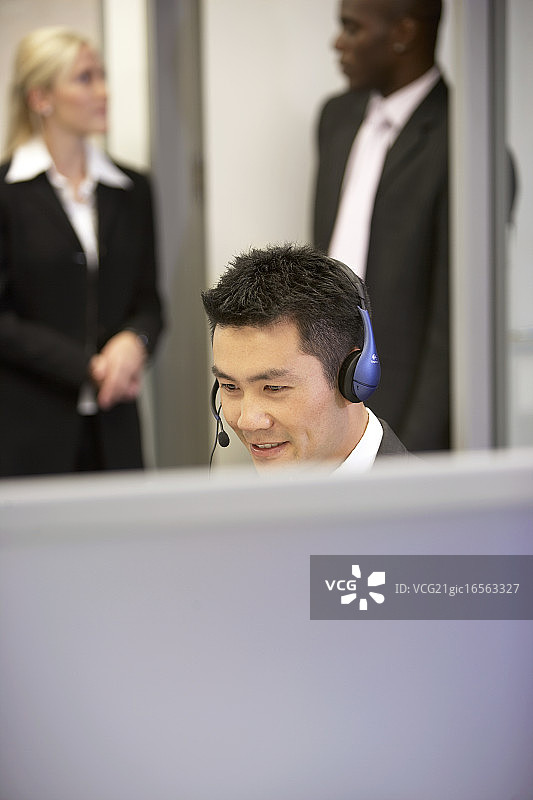 使用电话耳机的销售员图片素材