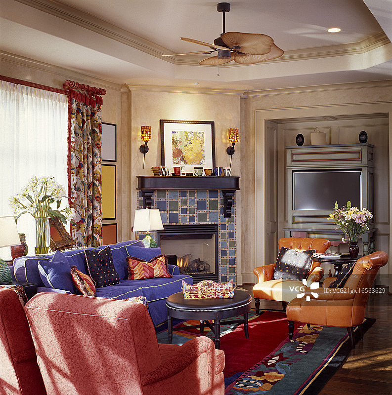 家庭活动室的瓷砖壁炉图片素材