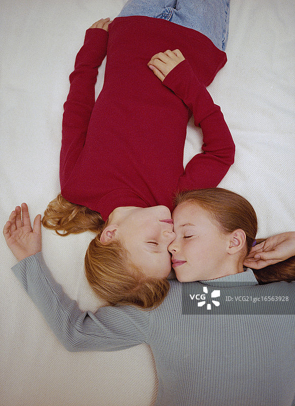 姐妹在地板上睡觉图片素材