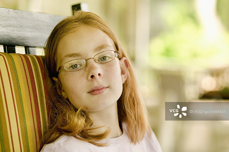 坐在门廊上的小女孩图片素材