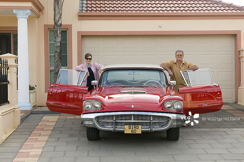 退休夫妇与福特雷鸟汽车图片素材