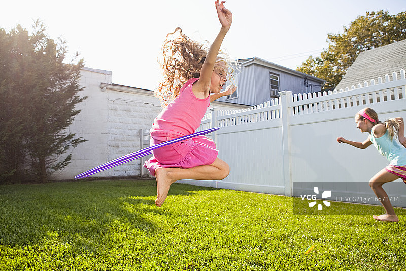 在后院玩耍的女孩图片素材