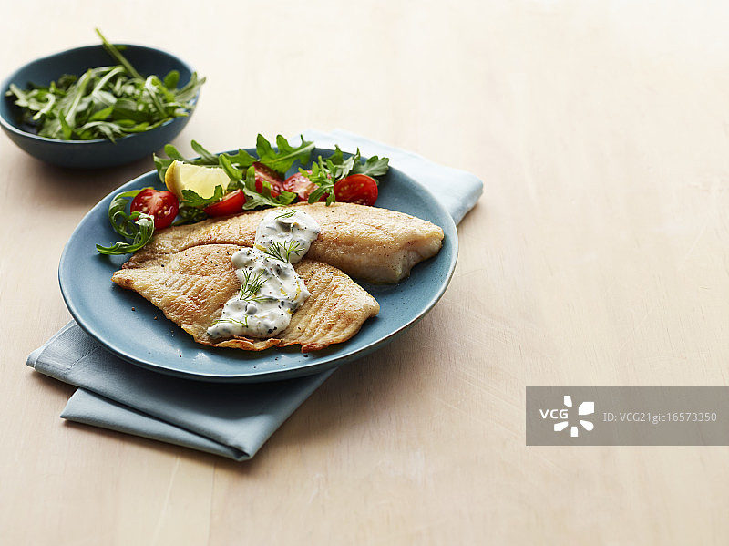 配沙拉的罗非鱼片图片素材