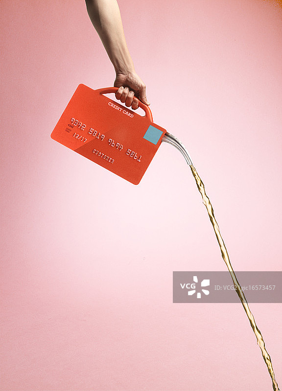 人手臂持信用卡当油箱并倾倒燃料图片素材