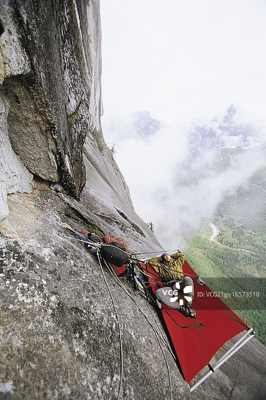 登山者在悬挂式帐篷中放松图片素材