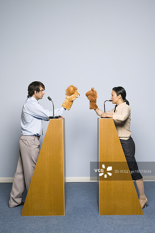 在讲台上拿着木偶的商务人士图片素材