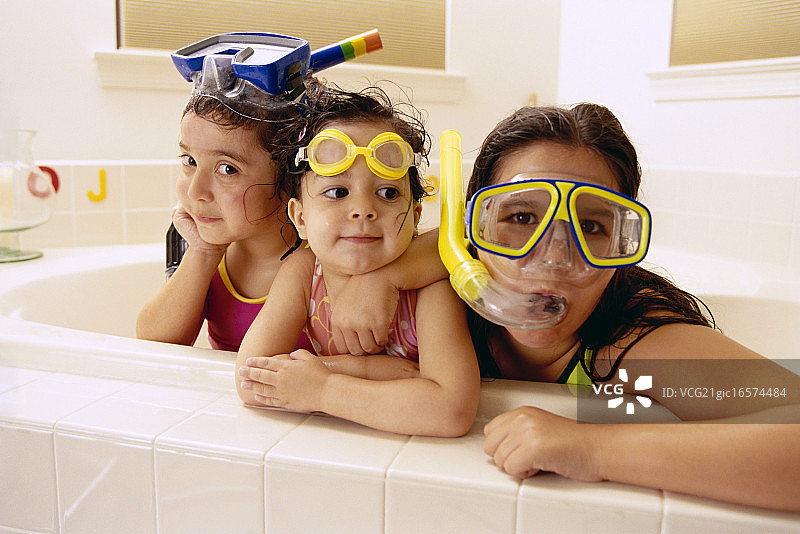 女孩在浴缸里浮潜图片素材