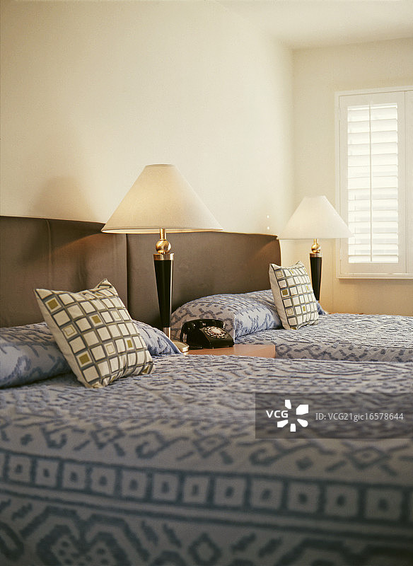 带双人床的酒店房间图片素材