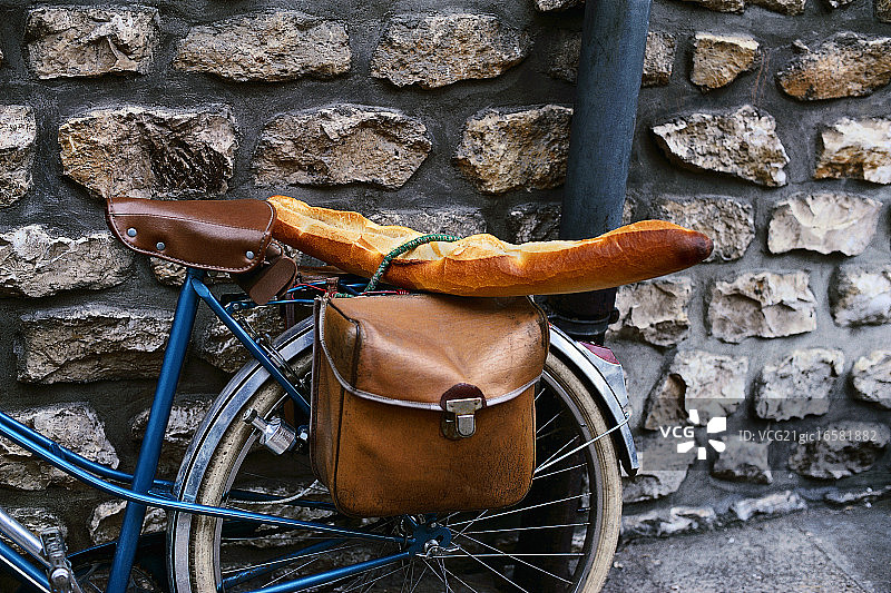 绑在自行车上的法式面包图片素材