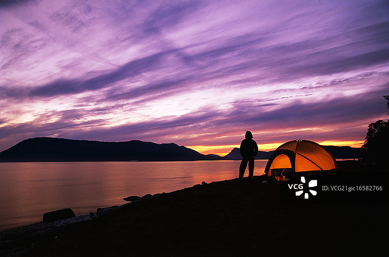 露营者在海滩上看日落图片素材
