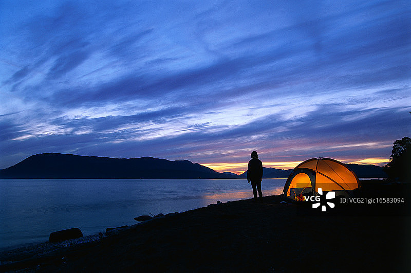 露营者在海滩上看日落图片素材