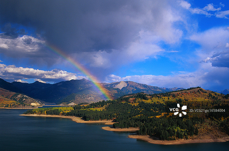 帕利塞兹水库上空的彩虹图片素材