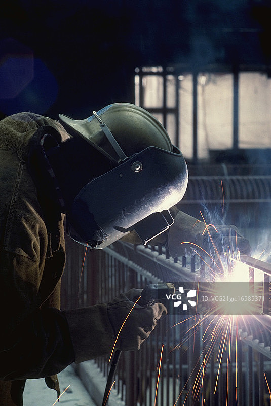 焊接工人在焊接栏杆图片素材