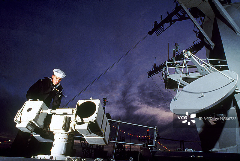 宙斯盾防御系统战列舰上的水手图片素材
