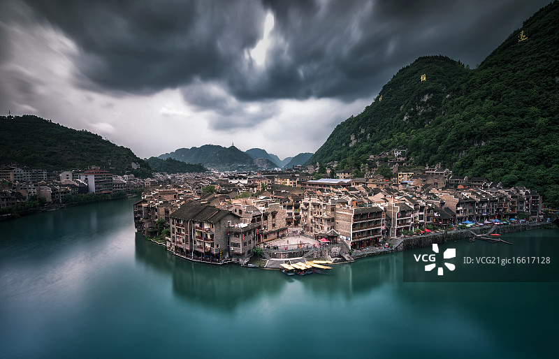 暴雨来临前的古镇图片素材