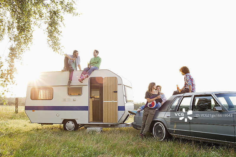 朋友们带着房车去度假图片素材