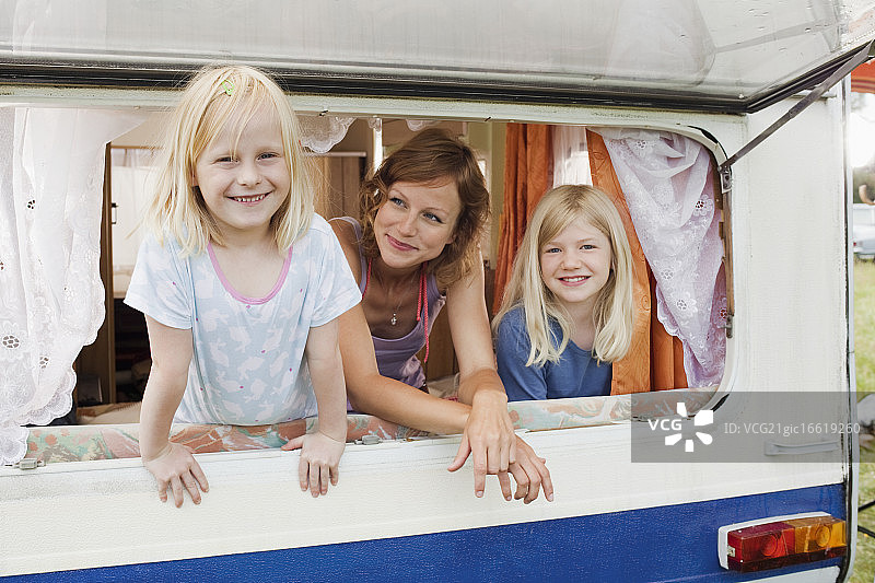母亲和女儿们（3-4岁）在房车里图片素材