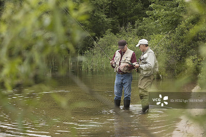 渔民在缅因州塞巴戈湖进行飞蝇钓时交易蝇图片素材