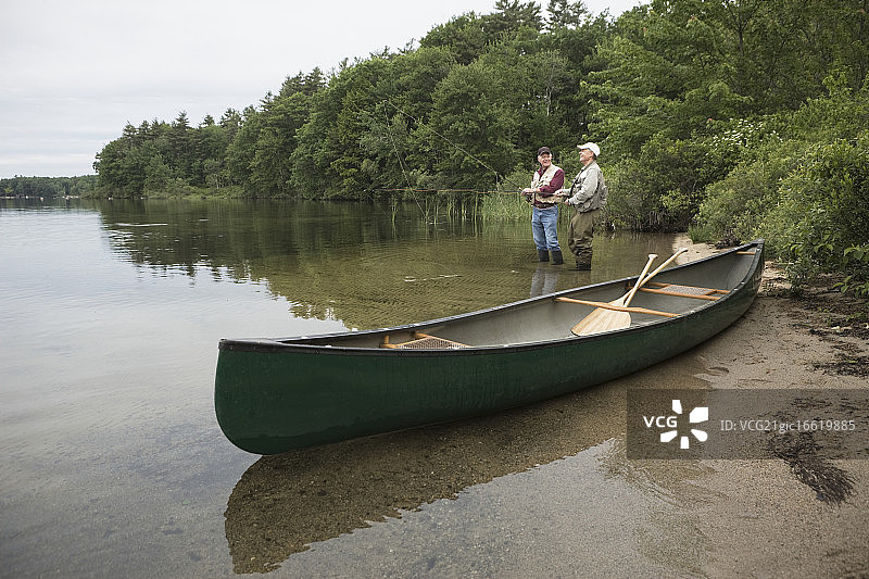 渔民在缅因州塞巴戈湖飞蝇钓图片素材