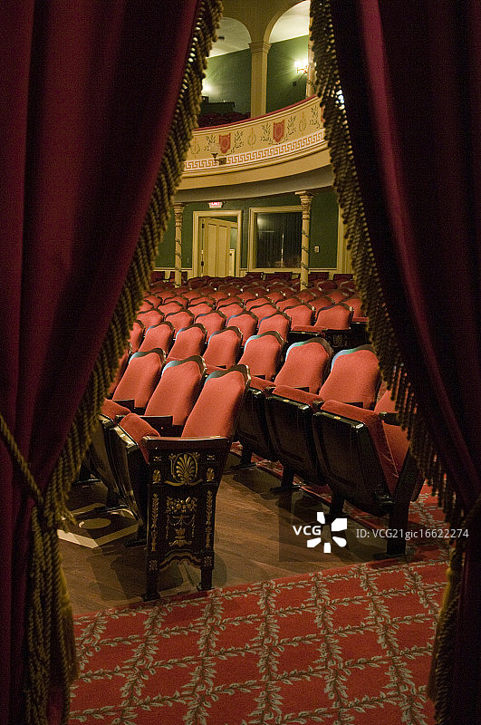 剧院礼堂里成排的红色椅子图片素材