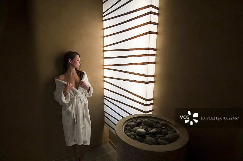 女人在水疗中心的桑拿房里图片素材