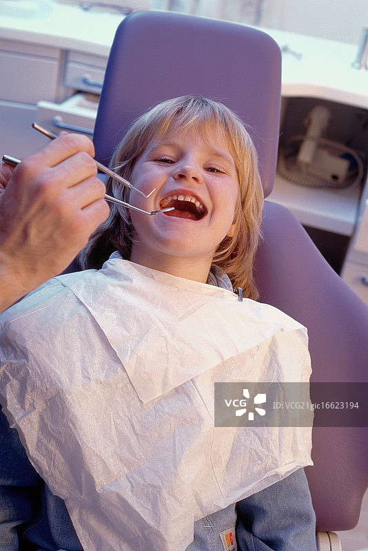在牙科诊所的年轻女孩图片素材