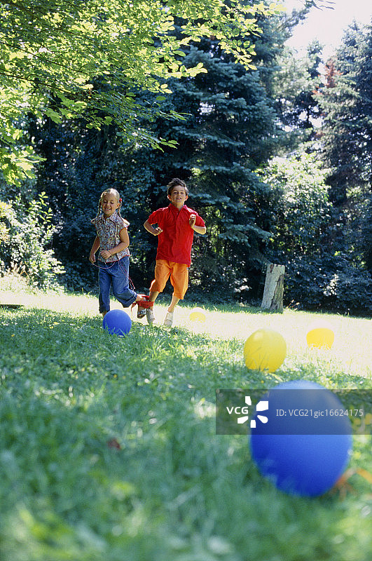 男孩和女孩玩气球派对游戏图片素材