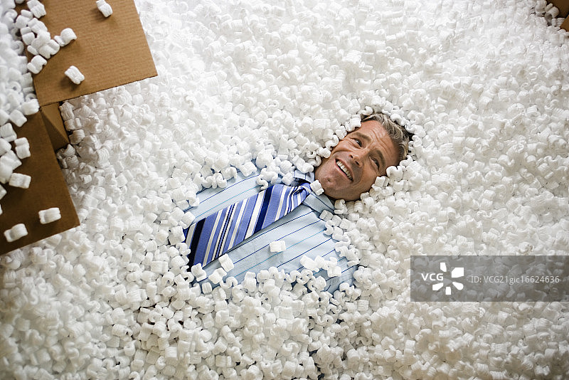 被包装花生掩埋的商人图片素材