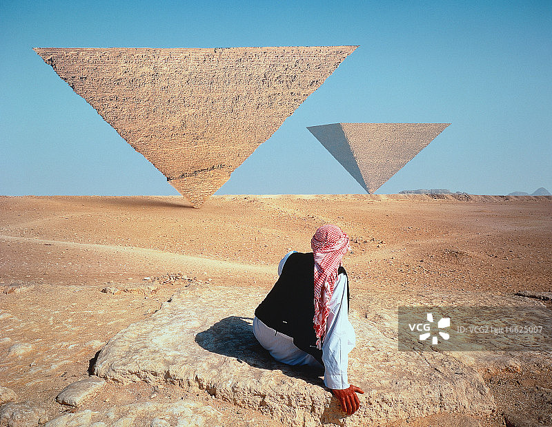 沙漠和倒金字塔中的贝都因人图片素材