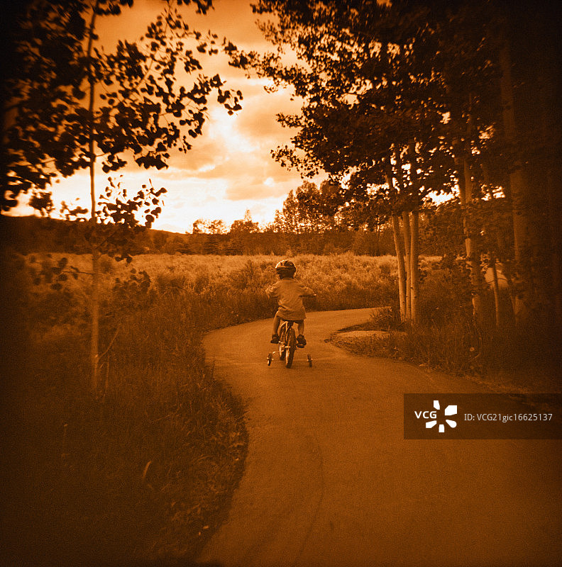 男孩骑三轮车图片素材