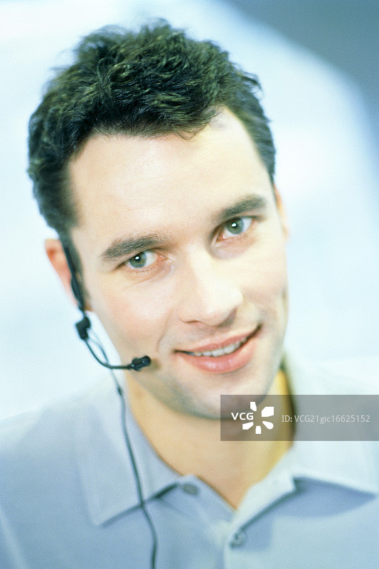 戴着耳机的年轻男人图片素材